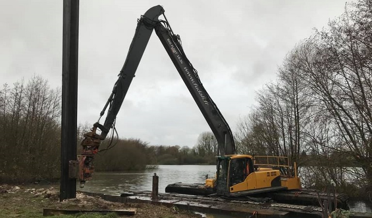 Pose de palplanches de 9m de haut pour stopper des fuites hydrauliques