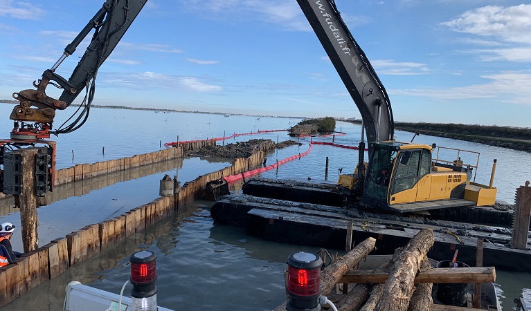 Restauration de la digue par battage de doubles rideaux de pieux bois