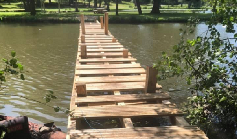 Battage pieux bois pour mise en place d'une passerelle piétons