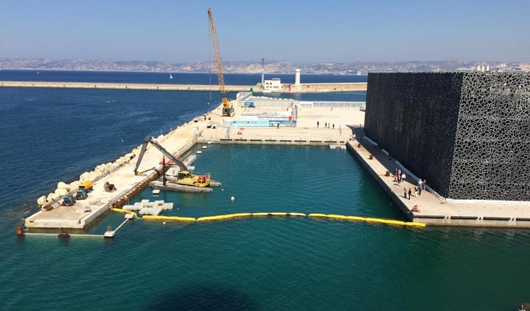 Dragage et démolitions marines dans le port de Marseille